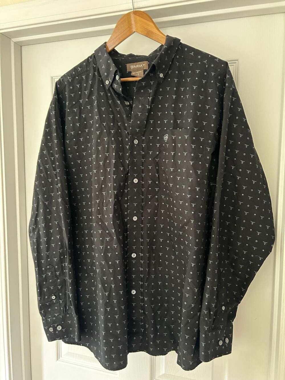 Ariat Men's XL Black Long Sleeve Button Down Shirt with Steer Skull Print